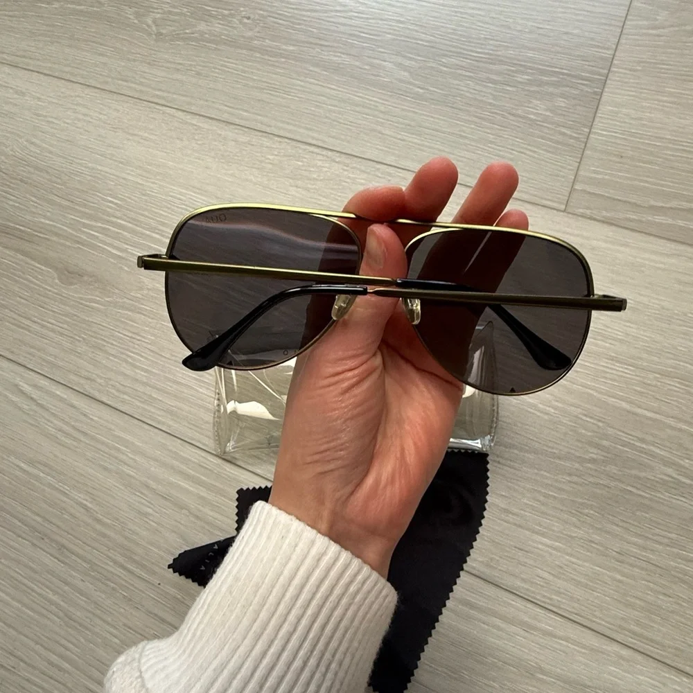 Quay Australia x Desi Sunglasses - Picture 3 of 4